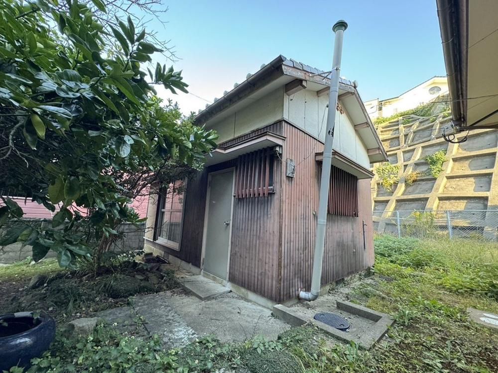 Land for Sale in Nagasaki's Fukahori Area with Old House - Image 1