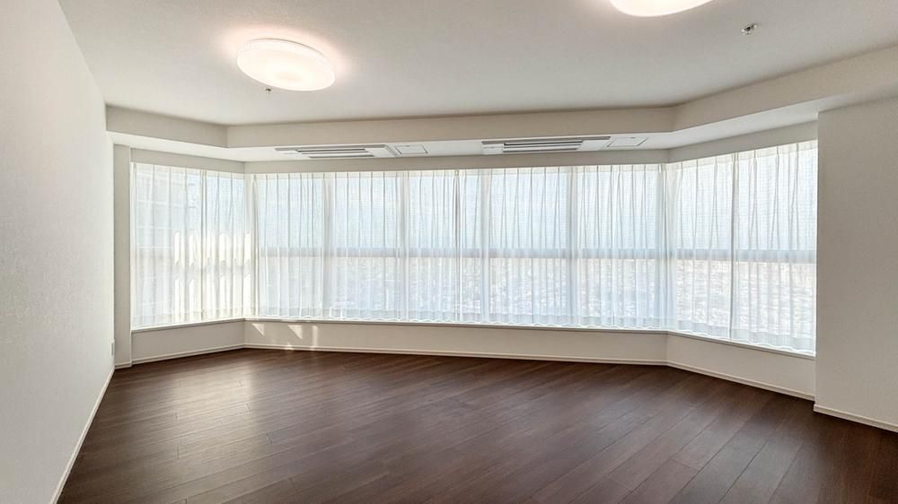 3LDK Apartment for Sale in Nishi-Shinjuku, Shinjuku-ku, Tokyo - Thumbnail 2
