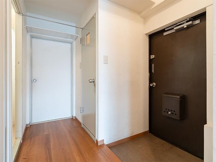 3LDK Top-Floor Apartment for Sale in Yokohama Tsurumi - Thumbnail 2