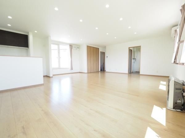 Spacious 2LDK House with Office Space in Asahikawa, Hokkaido - Thumbnail 4
