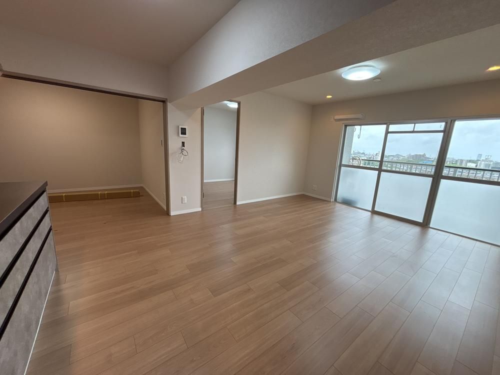 Renovated 2LDK Apartment Near Momoyamadai Station in Suita - Thumbnail 3