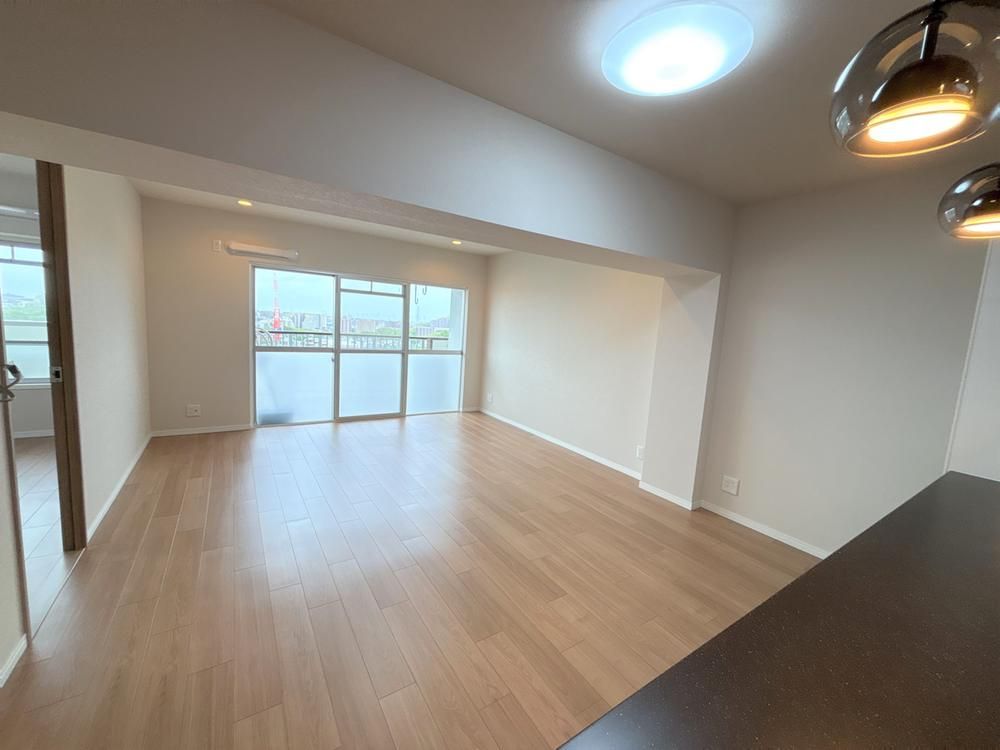 Renovated 2LDK Apartment Near Momoyamadai Station in Suita - Thumbnail 2
