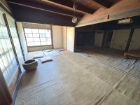 1926 Wooden Home in Minamiawaji with Garden and Carport - Thumbnail 4