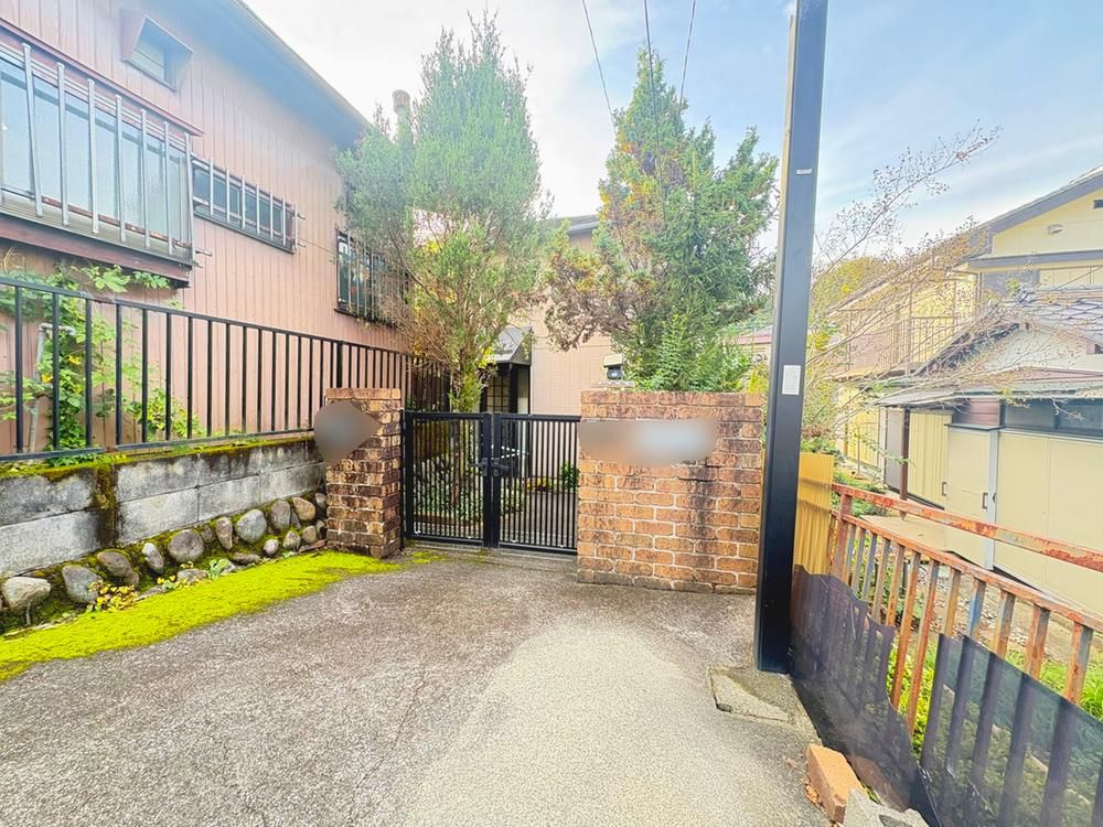 5LDK Two-Generation House for Sale in Hachioji, Tokyo - Thumbnail 2