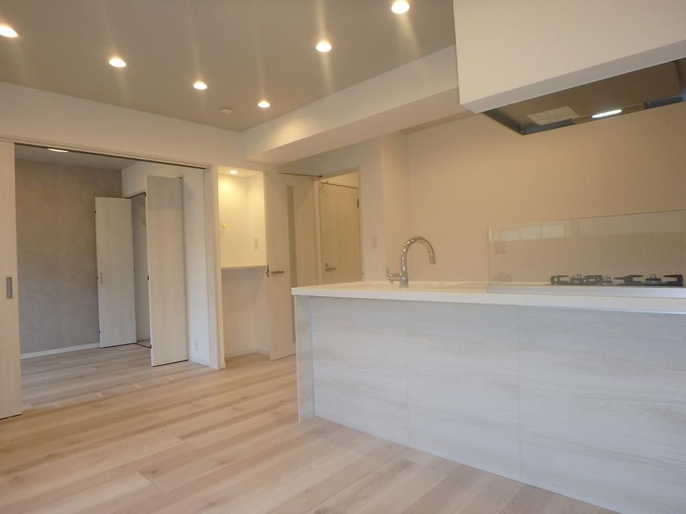 Renovated 2LDK Apartment in Funabashi with Private Garden - Thumbnail 2