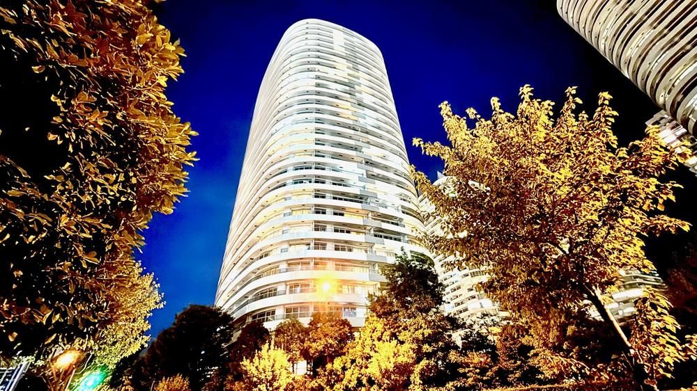 2LDK 76.2m² Apartment with Fuji View in Minatomirai, Yokohama - Thumbnail 2