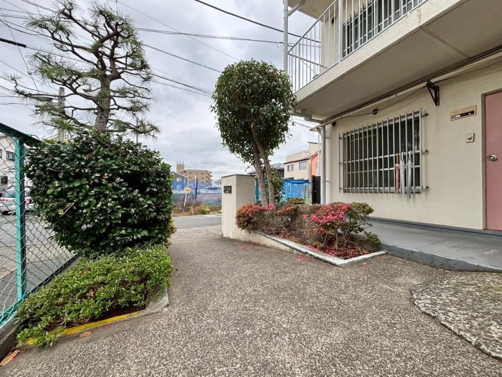 Renovated 2LDK Apartment for Sale in Kawasaki's Nakahara Ward - Thumbnail 2