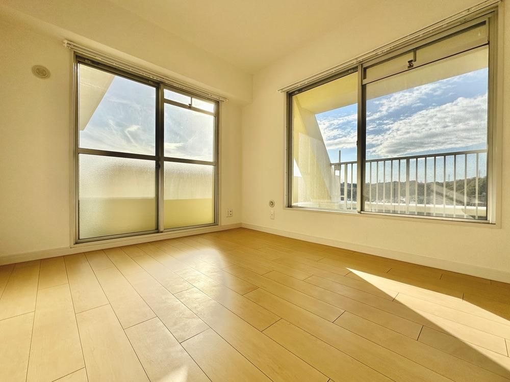 Renovated 2LDK Apartment in Yokosuka with Roof Balcony - Thumbnail 4