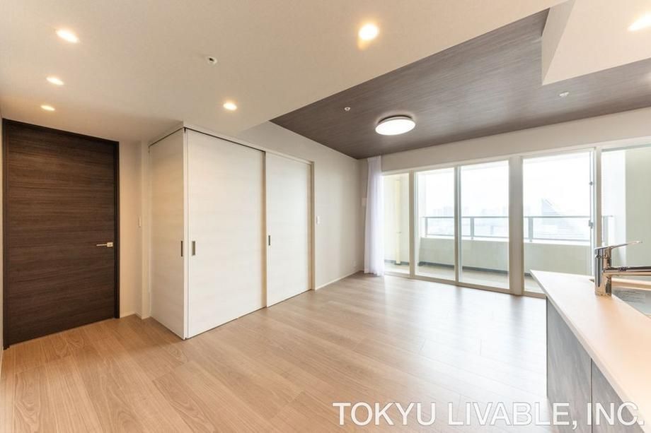 Renovated 2LDK Apartment in Minato, Tokyo – 67.74m² - Thumbnail 2