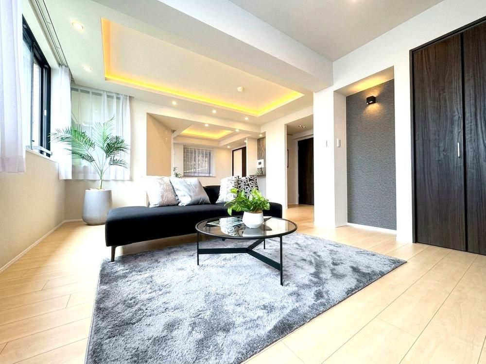 Renovated 3LDK Apartment for Sale in Yokohama Naka Ward - Thumbnail 2