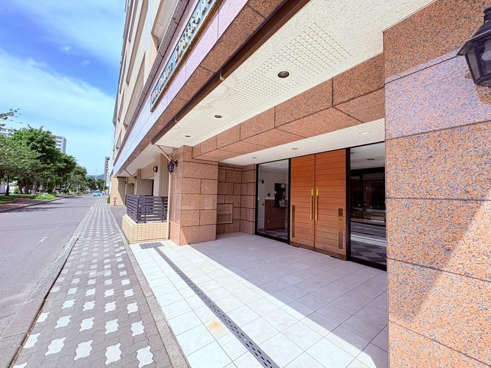 Renovated 4LDK Apartment in Central Sapporo, 92.74m² - Thumbnail 2