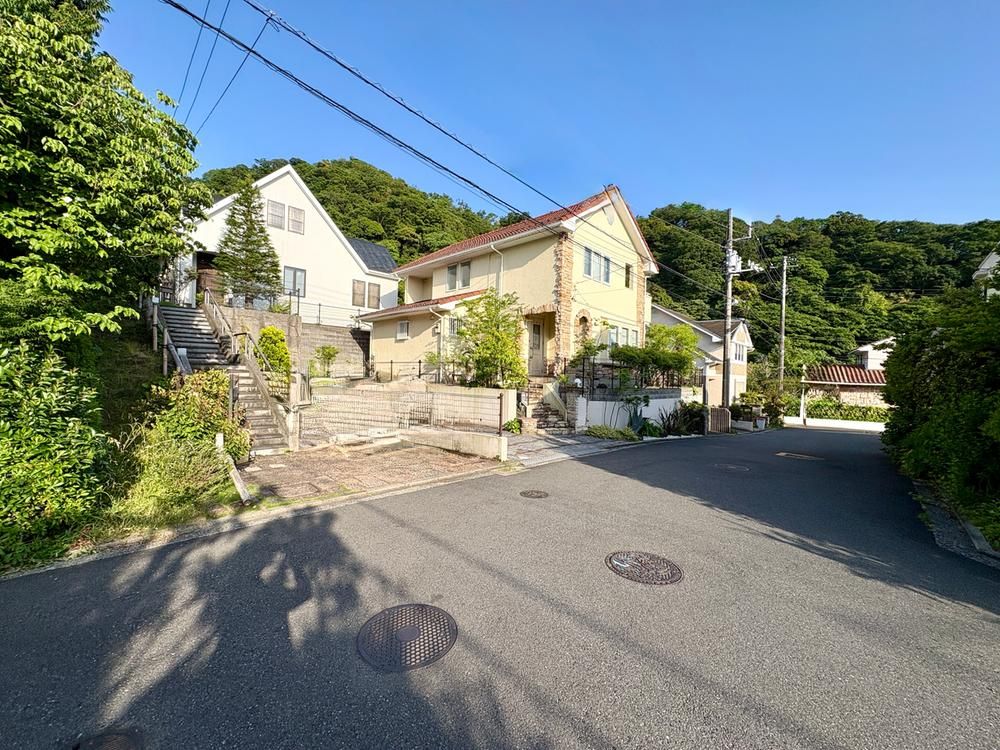 4LDK House for Sale in Hayama with Wood Deck and Garden - Thumbnail 2