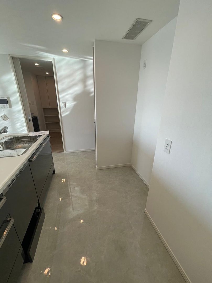 2LDK Apartment for Sale in Chatan, Okinawa - 45 Million Yen - Thumbnail 2