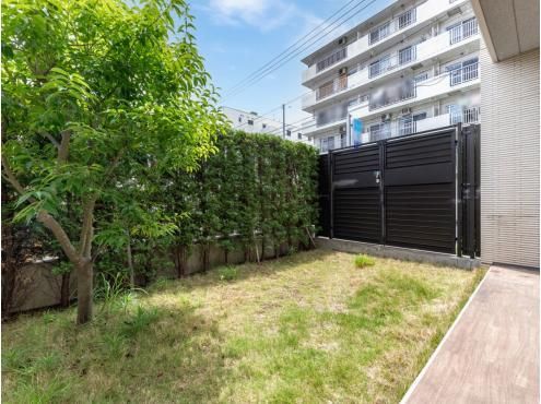 4LDK Corner Apartment with Private Garden in Yokohama Minami-Ku - Thumbnail 3
