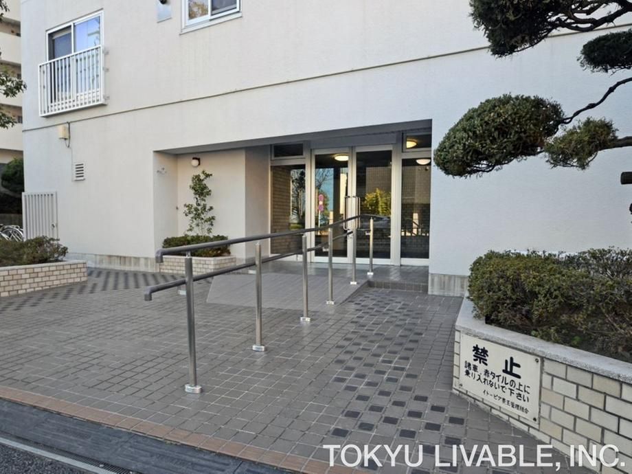 Renovated 2DK Apartment with Garden in Nerima, Tokyo - Thumbnail 3