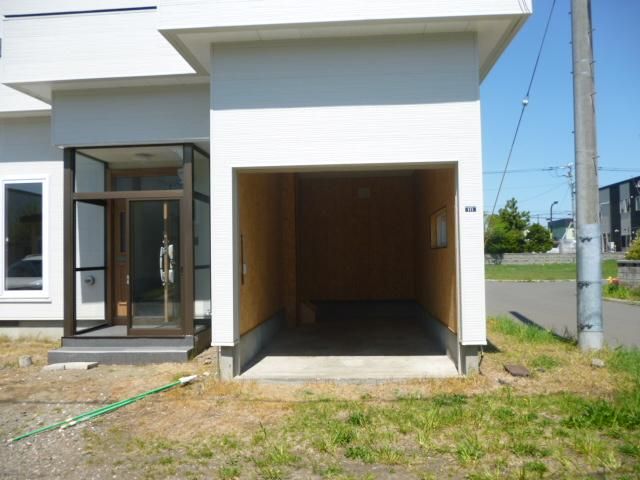 Renovated 4LDK House in Ishikari with 4 Parking Spaces - Thumbnail 2