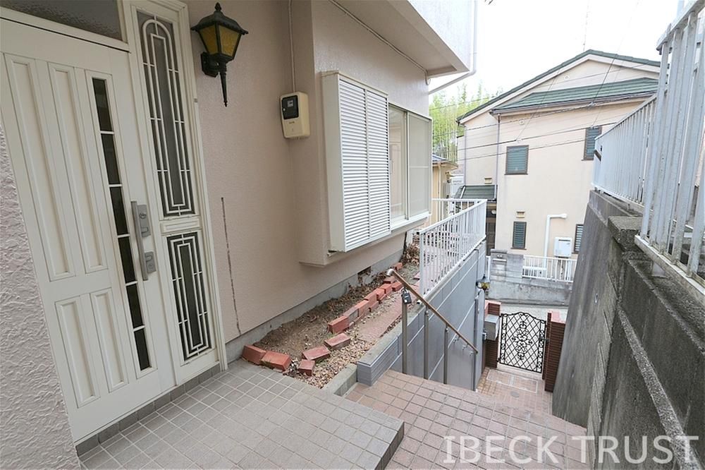 Renovated 3LDK House for Sale in Totsuka-ku, Yokohama - Thumbnail 2