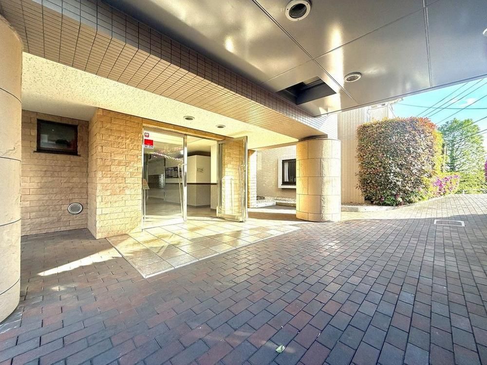 Renovated 3LDK Apartment in Yokohama Kohoku-ku for Sale - Thumbnail 2