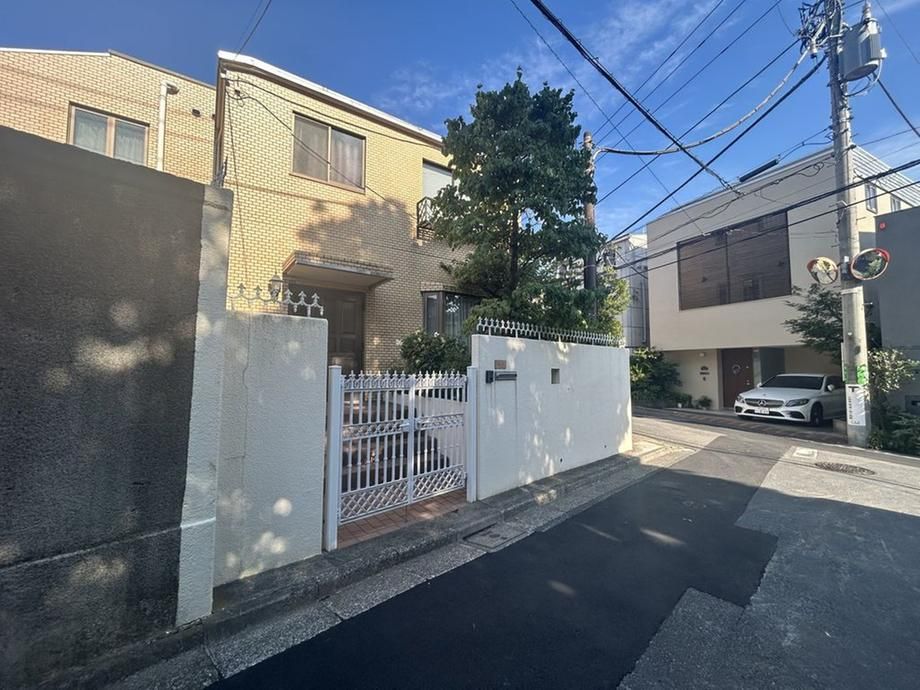 4LDK Apartment in Shibuya, Tokyo - 223.58 sqm - Thumbnail 3