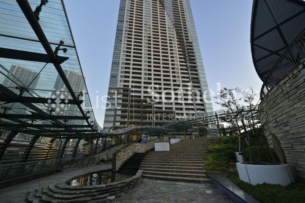 THE TOKYO TOWERS SEA TOWER 52F 2LDK Apartment in Chuo, Tokyo - Thumbnail 2