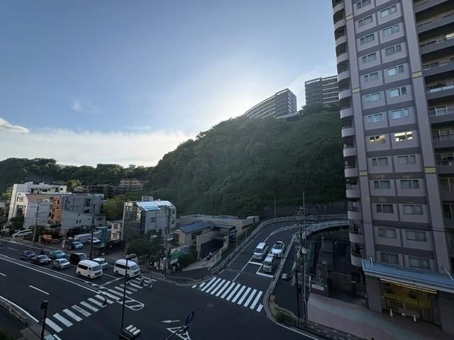 3LDK Apartment for Sale in Isogo-ku, Yokohama - 67.83m² - Thumbnail 3