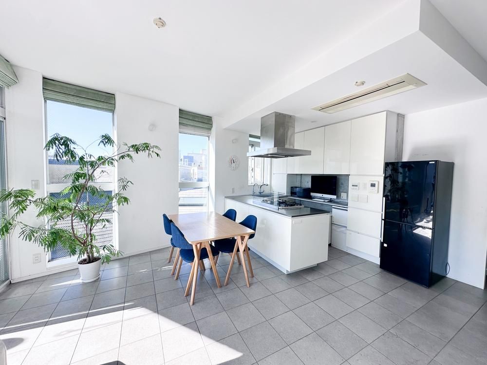 1LDK Apartment for Sale in Meguro with 50sqm Roof Terrace - Thumbnail 4