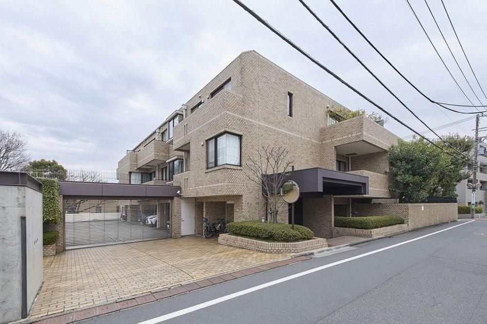 Renovated 3LDK Apartment in Yoyogi, Shibuya, Tokyo - Thumbnail 2