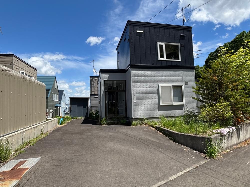 Renovated 4LDK House in Sapporo Teine Ward with Parking - Thumbnail 2