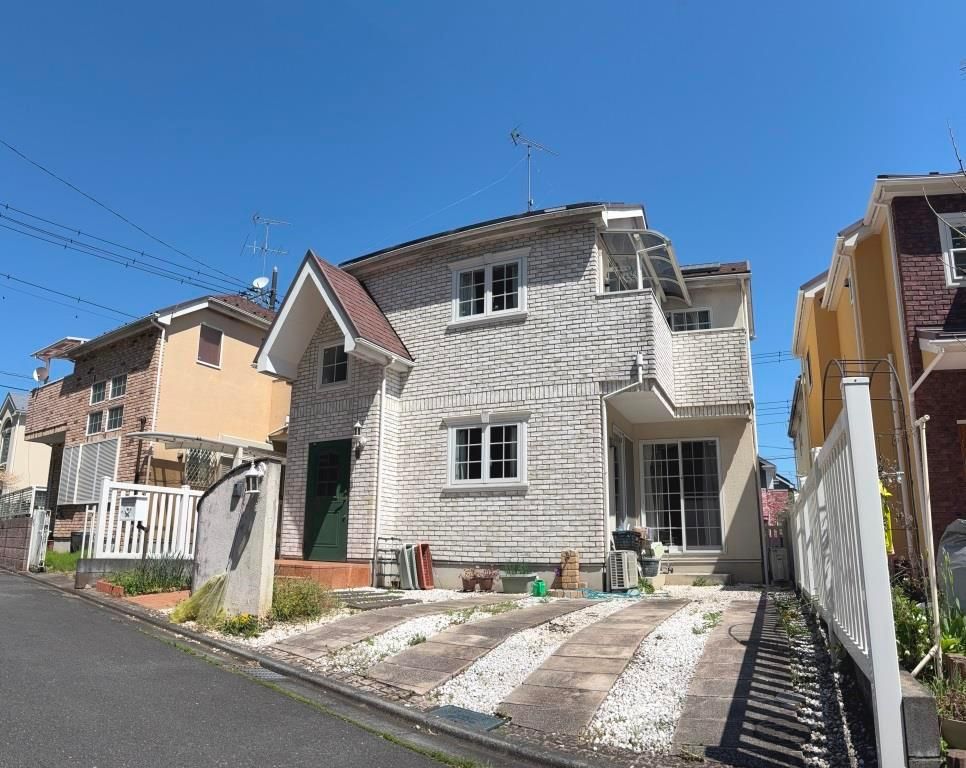 British-Themed 4LDK Home with Solar Power in Akiruno, Tokyo - Thumbnail 3