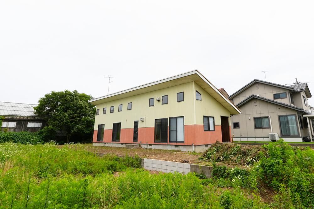Renovated 2LDK House in Komatsu with Large Land and Parking - Image 1