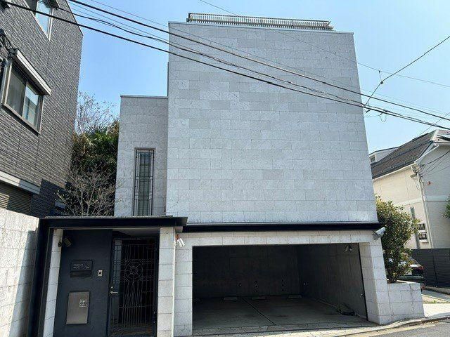2LDK+S Detached House in Minami-Azabu, Minato-ku, Tokyo - Thumbnail 2
