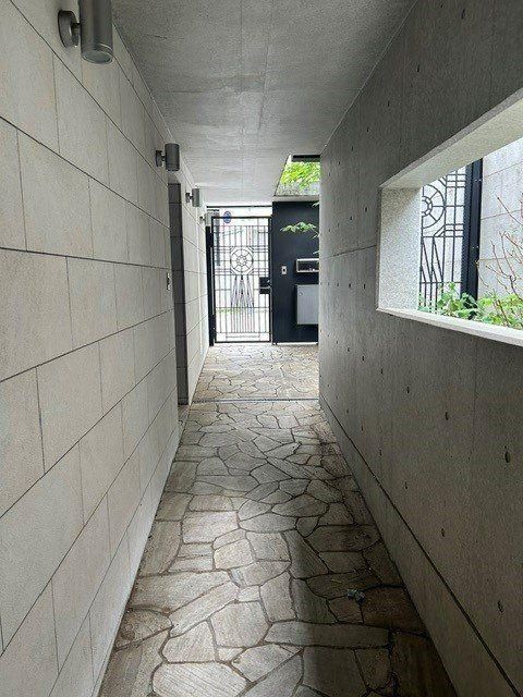 2LDK+S Detached House in Minami-Azabu, Minato-ku, Tokyo - Thumbnail 4