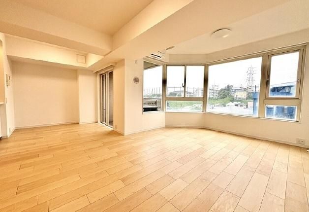 Renovated 3LDK Apartment in Yokohama's Kanagawa Ward - Thumbnail 4