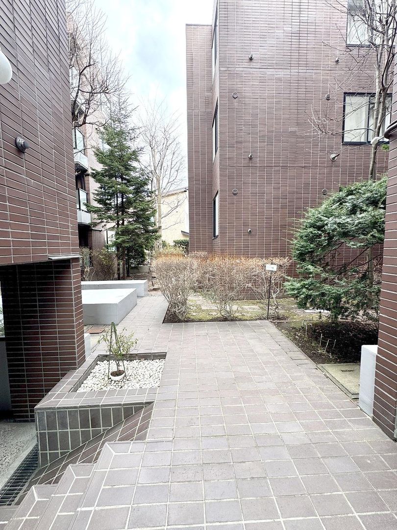 2LDK Apartment for Sale in Sapporo Chuo Ward, 70.33m² - Thumbnail 3