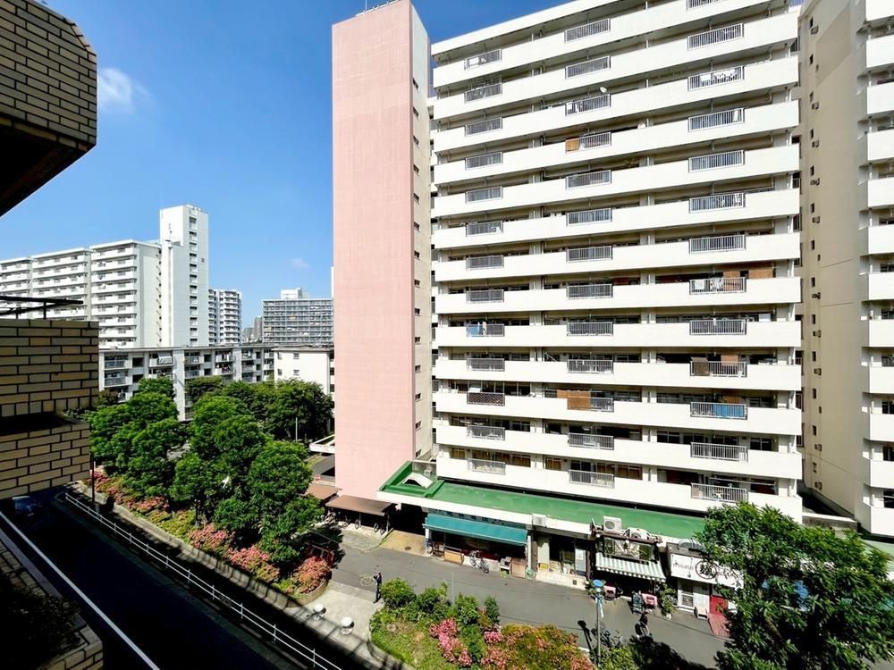 2DK Apartment for Sale near Higashi-Shinjuku Station, Tokyo - Thumbnail 4