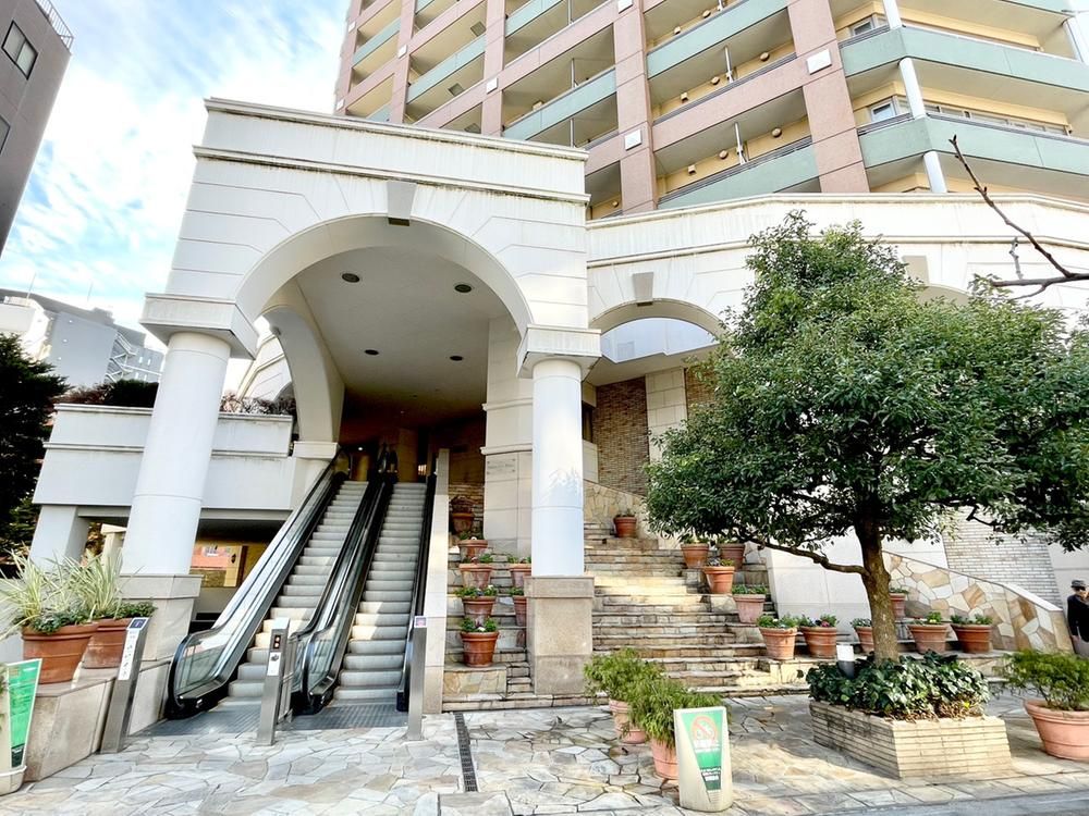 1R Apartment in Nishi-Shinjuku, Tokyo 37.13m² - Thumbnail 2