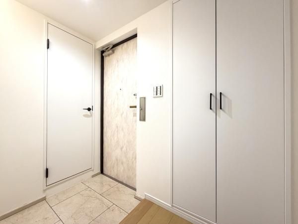 2LDK Apartment for Sale in Naka-ku, Yokohama - Renovated 56.56m² - Thumbnail 2
