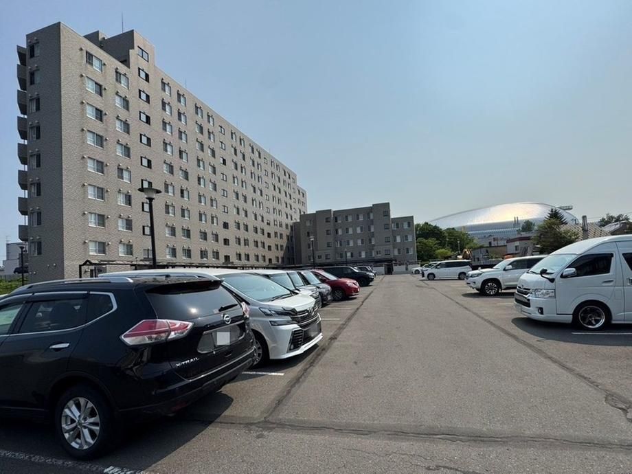 5LDK Corner Apartment with Views in Sapporo's Toyohira Ward - Thumbnail 2