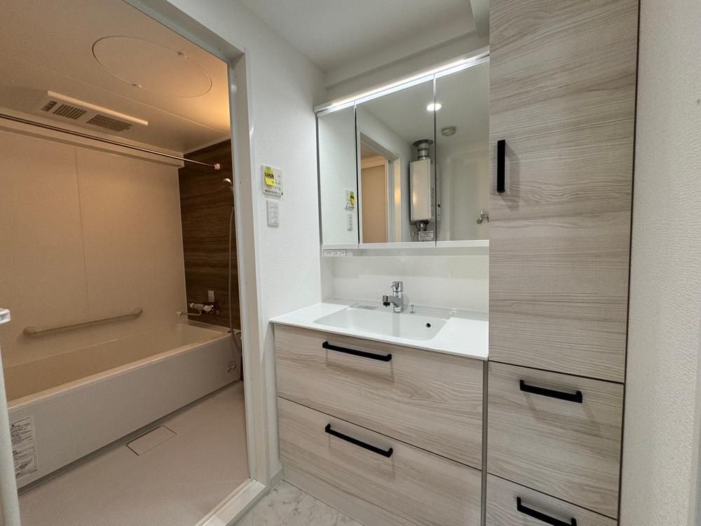 Renovated 2LDK Apartment Near Maruyama Park Station - Thumbnail 2