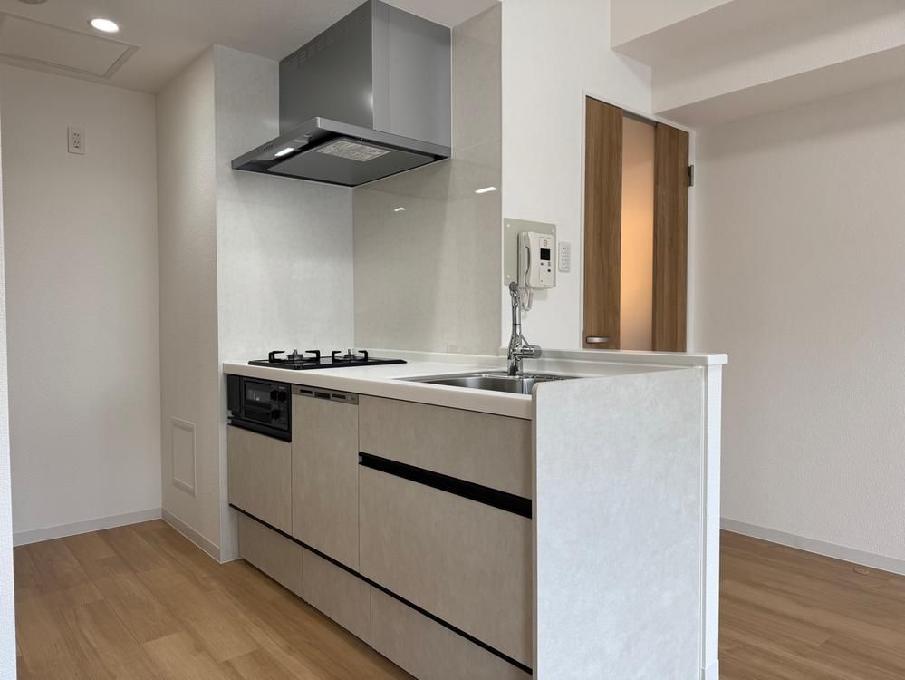 Renovated 2LDK Apartment Near Maruyama Park Station - Thumbnail 4