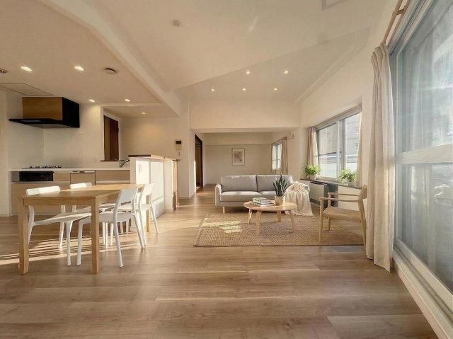 4LDK Renovated Apartment in Sapporo's Atsubetsu-ku, 107.54m² - Thumbnail 3
