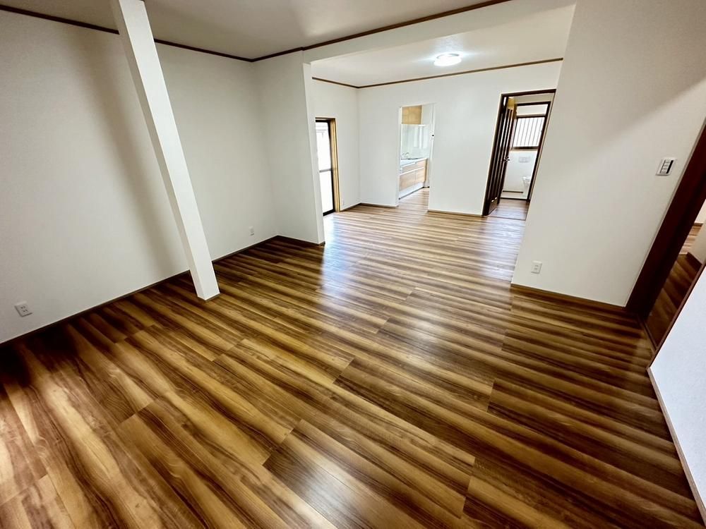 Renovated 4LDK House with 3 Car Parking in Kani, Gifu - Thumbnail 2