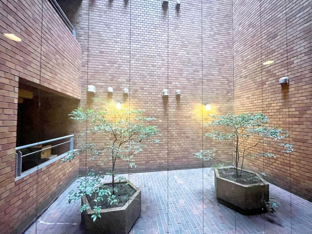 2LDK Apartment for Sale in Akasaka, Minato-ku, Tokyo | 76m2 - Thumbnail 2