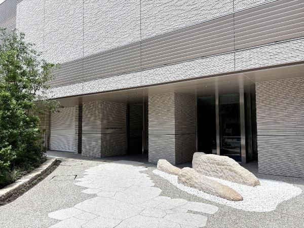 2LDK Apartment for Sale in Nishi-Shinjuku, Tokyo - 80.92m² - Thumbnail 2