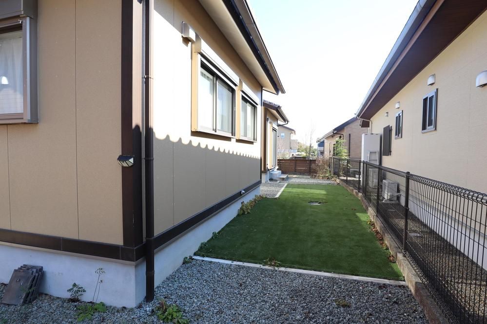 Modern One-Story House with Solar Power in Miyazaki City - Thumbnail 4