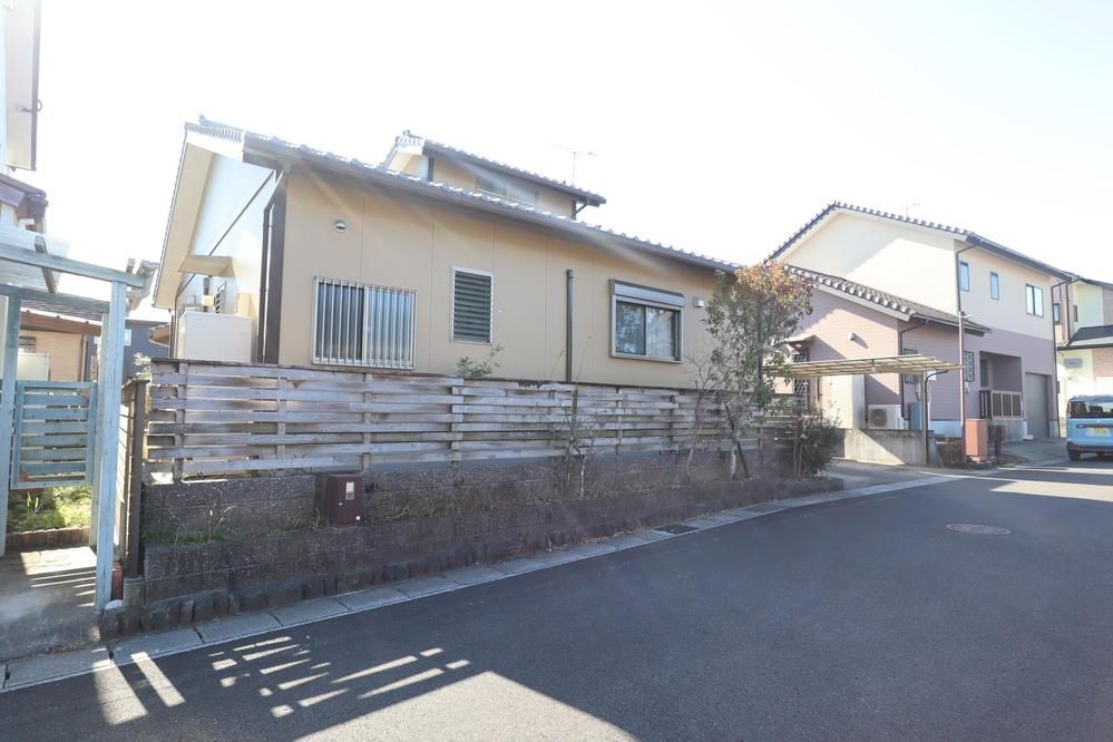 Modern One-Story House with Solar Power in Miyazaki City - Thumbnail 3