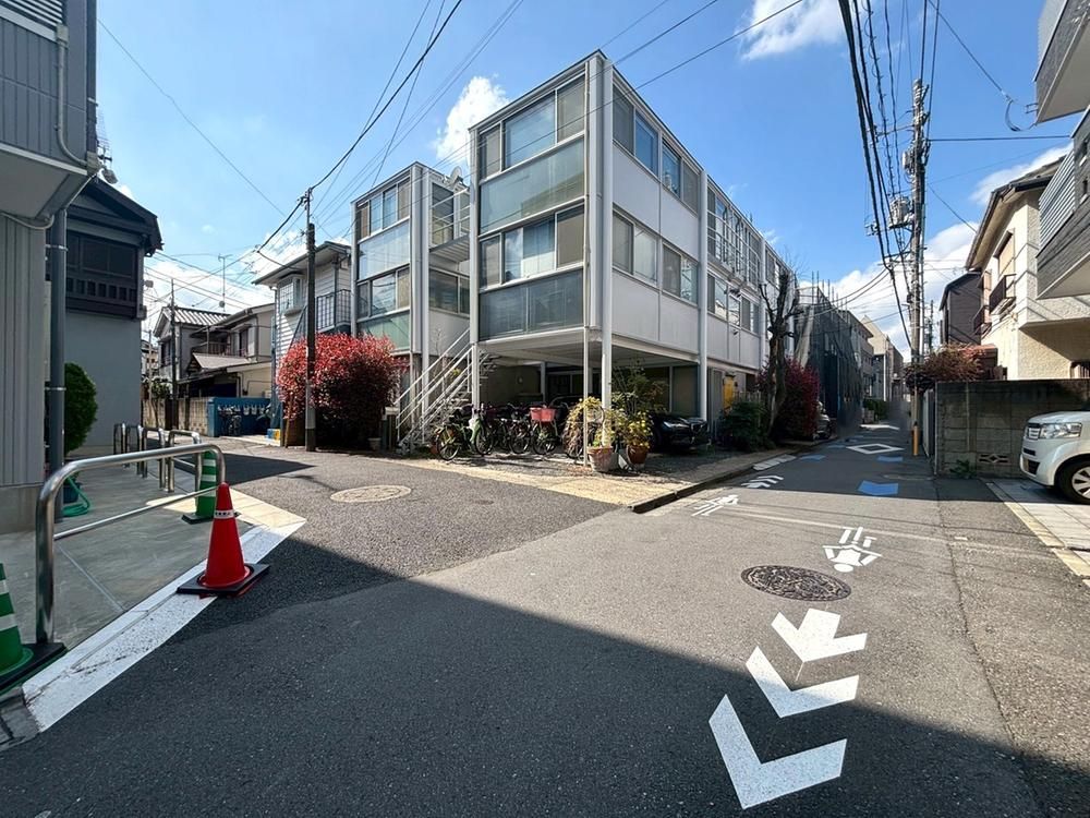 3-Storey House for Sale in Shibuya, Tokyo – 73m² - Thumbnail 3