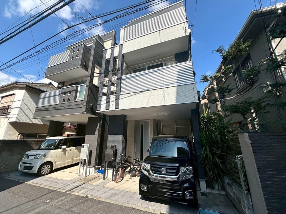 3-Storey House for Sale in Shibuya, Tokyo – 73m² - Thumbnail 2