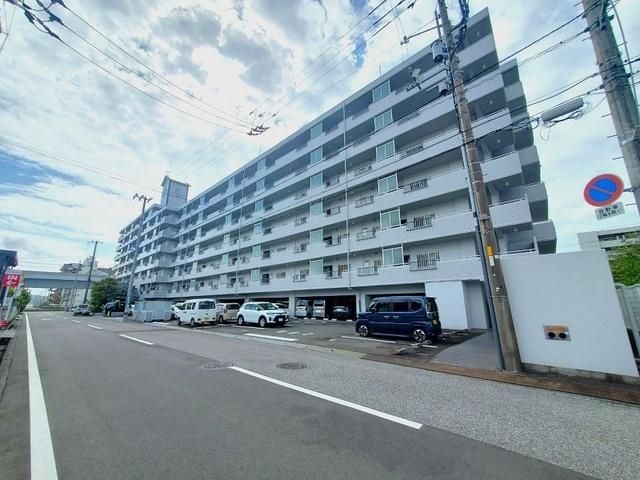 10-Story SRC Apartment in Kochi City Near Nishi Takasu Station | Suntornore Kutsushima Sanbankan - Thumbnail 3