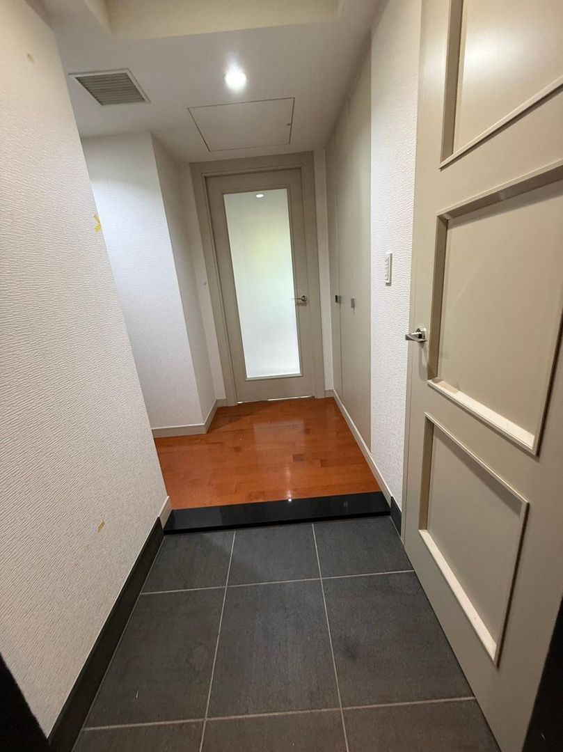 1LDK Apartment for Sale in Minato-ku, Tokyo - 55.46m2 - Thumbnail 3